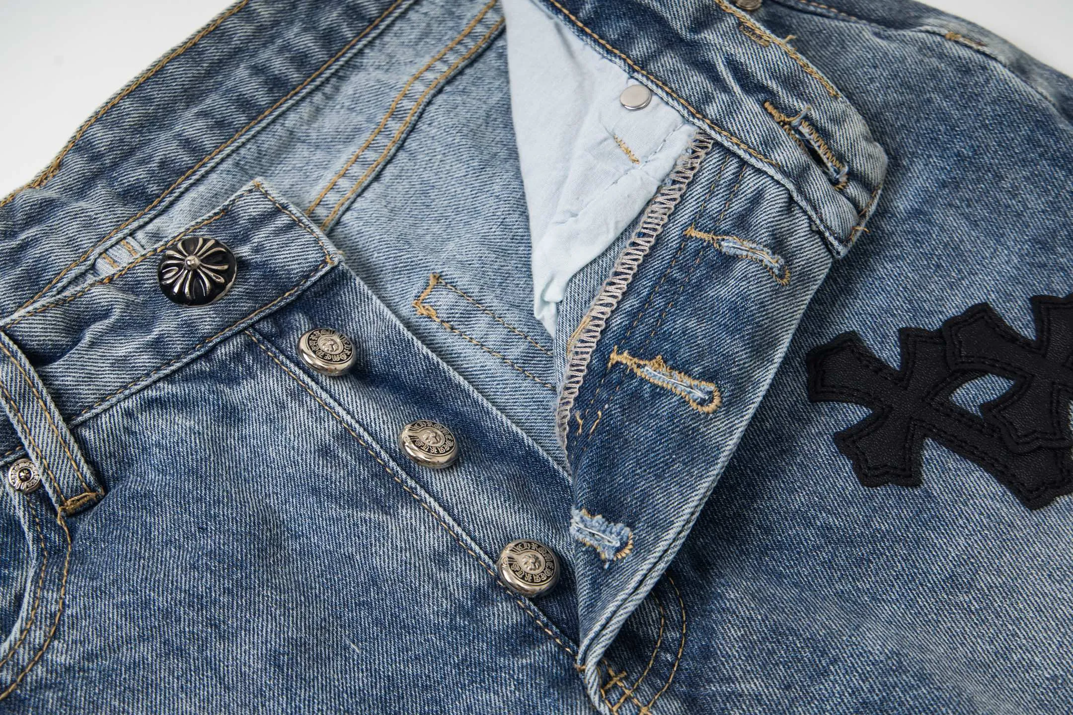 P270 Chrome Hearts Gallery 2025 new limited edition black large cross flared jeans are a hot item this season and are sought after by countless celebrities and fashionistas. The neat details of the cutting process add color to the playful fashion! The neat and meticulous design, and the well-fitting structure is unique. The upper body not only has outstanding recognition, but also looks younger and younger. A style with the ultimate wearing meaning and performance, gorgeous color matching, and the craftsmanship of this style is also extremely extraordinary. After the finished product is washed, it is disassembled and hand-made with sheepskin cross leather and then spliced ​​together to complete. The whole piece has too many craftsmanship to describe. It is decorated with patchwork cross flowers and high-waisted washed jeans! ! Absolutely high-end luxury product, a god-level single product, a super popular product, made by top heavy industry, a magic weapon that cannot be missed to hit the streets. Style number: 1845 Size: 28 30 32 34 36 Color: blue